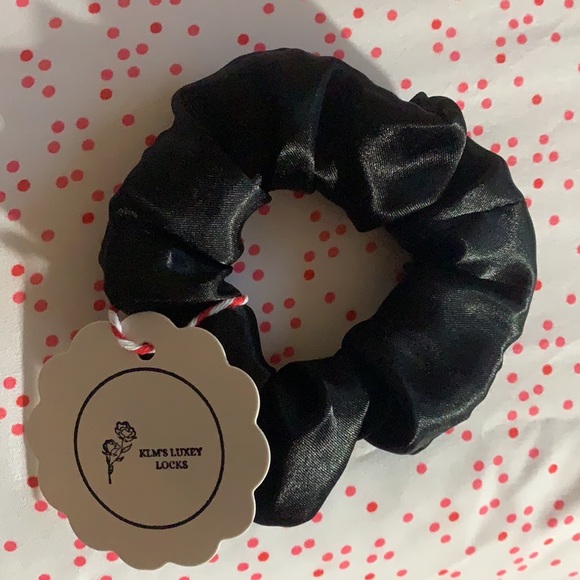 KLM’s Luxey Locks Handmade Hair Scrunchies (4) $20 - Picture 3 of 11